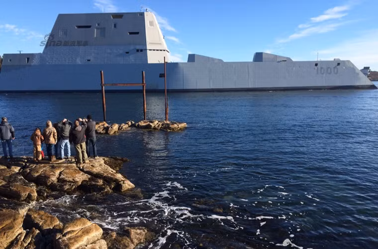 Rất nhiều người dân Mỹ đã tập trung ở mỏm đá cửa biển dõi theo siêu hạm DDG-1000 Zumwalt đang đi từ từ ra biển.