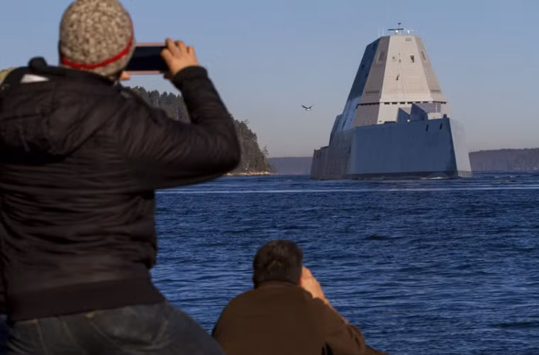 Người dân Mỹ tranh thủ ghi lại khoảnh khắc đẹp siêu hạm DDG-1000 tiến ra biển.