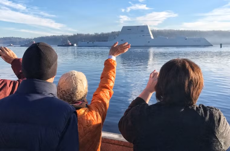 Già, trẻ, lớn, bé tập chung dọc hai bên cửa biển vẫy tay chào mừng DDG-1000 USS Zumwalt.