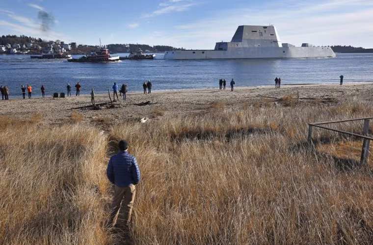 Tàu được trang bị hệ thống động lực kết hợp gồm 2 động cơ tuốc bin khí MT30, 2 động cơ tuốc bin PR4500 và hai hệ thống đẩy động cơ điện cho phép đạt tốc độ tối đa 30,3 hải lý/h. Tuy nhiên, trong chuyến ra biển đàu tiên, DDG-1000 vẫn cần đội tàu kéo hùng hậu theo kèm.