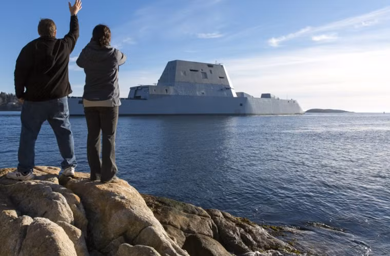 DDG-1000 hiện sở hữu thiết kế có “1-0-2”, không có quốc gia nào có loại tàu chiến tương tự như vậy. Dẫu vậy, một số ý kiến cho rằng, thiết kế thân tàu USS Zumwalt khiến nó không có được sự ổn định trong hành chình so với tàu chiến sử dụng thân tàu truyền thống.