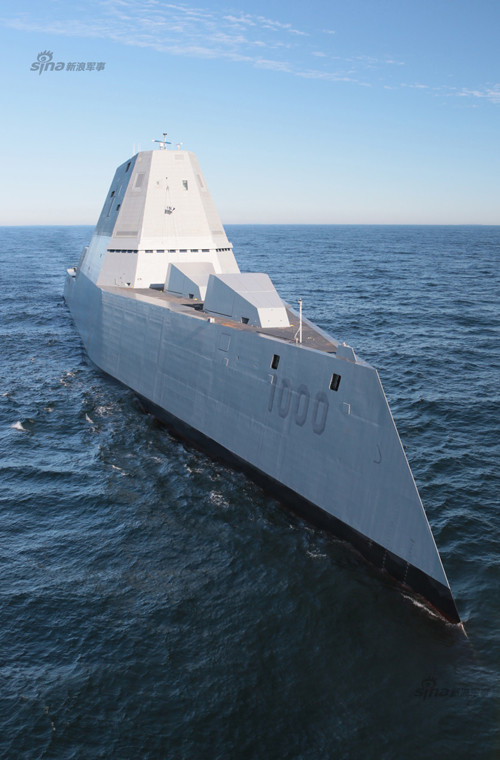 DDG-1000 Zumwalt là siêu tàu khu trục hiện đại nhất nước Mỹ hiện nay, được thiết kế vô cùng độc đáo đảm bảo khả năng tàng hình cực mạnh. Tuy nhiên, con tàu cũng mang tiếng là “F-35 trên biển” với chi phí đóng cao ngất ngưởng 4,4 tỷ USD trong khi gặp vô số vấn đề kỹ thuật khiến thời gian thử nghiệm trì hoãn liên tục.