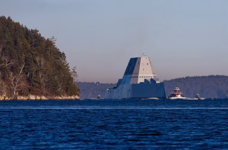 Một trong những tổ hợp vũ khí đáng nhắc tới trên USS Zumwalt là hai hệ thống pháo 155mm AGS thế hệ mới được trang bị các viên đạn pháo thông minh LRAP có tầm bắn tới 190km, sai số mục tiêu chỉ ít hơn 50m, đơn giá một quả 400.000 USD.