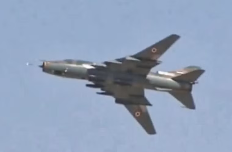 So với Su-34, máy bay ném bom Su-22 cũng không sở hữu hệ thống phòng vệ tiên tiến, hệ thống áp chế điện tử, và lại phải thực hiện ném bom tầm thấp khiến dễ bị bắn hạ bởi hỏa lực pháo, tên lửa vác vai.