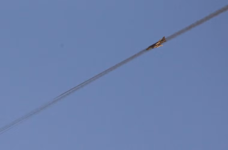 Ảnh: Máy bay ném bom Su-22 Không quân Syria phóng rocket oanh tạc mục tiêu IS.