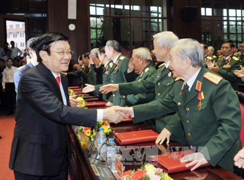 Các văn kiện được thông qua Đại hội lần này là sự tổng kết sâu sắc lý luận và thực tiễn tình hình đất nước, quân đội; là sự kết tinh trí tuệ, ý chí, nguyện vọng của toàn Đảng, toàn dân và toàn quân ta; tiếp tục khẳng định, hoàn thiện và phát triển quan điểm, đường lối đổi mới của Đảng ta theo lý luận chủ nghĩa Mác-Lê nin và tư tưởng Hồ Chí Minh; xác định mục tiêu, nhiệm vụ của toàn Đảng bộ Quân đội từ nay đến năm 2020 và những năm tiếp theo. Ảnh: Lãnh đạo Nhà nước bắt tay các cán bộ cấp cao Quân đội Nhân dân Việt Nam.