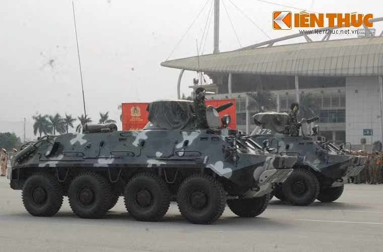 Sự kiện quốc phòng Việt Nam nổi bật tiếp theo là việc Quân đội Nhân dân Việt Nam tham gia cùng nhiều lực lượng khác bảo đảm an ninh thành công Đại Hội đồng Liên minh Nghị viện thế giới (IPU-132) diễn ra ở Thủ đô Hà Nội từ 28/3-1/4. Ảnh: Xe thiết giáp BTR-60PB của QĐND Việt Nam duyệt đội ngũ chuẩn bị cho IPU-132.