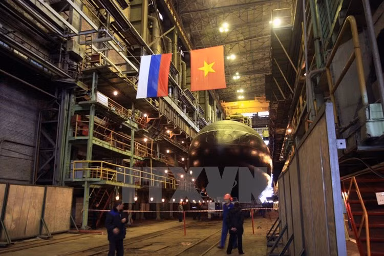 Tiến độ đóng và chuyển tàu ngầm từ phía Nga vẫn tiến triển rất tốt – ngày 28/9, tàu ngầm Kilo cuối cùng Việt Nam đặt mua từ Nga mang tên HQ-187 Bà Rịa – Vũng Tàu đã được hạ thủy thành công. Trong khi tàu ngầm thứ 5 HQ-186 Đà Nẵng đã hoàn tất các cuộc thử nghiệm và chuẩn bị về Việt Nam trong thời gian tới.