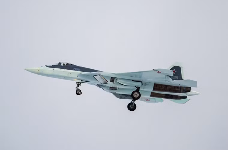 Su T-50 được cho là sở hữu công nghệ tàng hình độc đáo, trang bị động cơ kiểm soát véc tơ lực đẩy đa chiều AL-41F1, radar mạng pha chủ động N036-1-01 tối tân, radar quang - điện UOMZ 101KS có thể phát hiện máy bay tàng hình, hệ thống cảnh báo chống tên lửa; vũ khí được thiết kế để đặt trong thân máy bay với bộ tên lửa, bom thế hệ mới nhất.