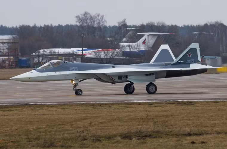 Phải mất tới 16 tháng sau vụ tai nạn, mẫu thử tiêm kích Su T-50 055 mới được sửa chữa hoàn tất tại nhà máy Komsomolsk-on-Amur…