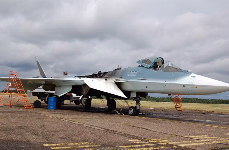 Một trong những vụ tai nạn nghiêm trọng nhất liên quan tới tiêm kích tàng hình Su T-50 là vụ ngày 10/6/2014, mẫu thử thứ 5 tiêm kích tàng hình Su T-50 mang số hiệu 055 đã bốc cháy trên thân máy bay khi đang hạ cánh xuống sân bay Zhukovski. Rất may, phi công thử nghiệm kỳ cựu Sergey Bogdan đã điều khiện chiếc Su T-50 đang bùng cháy đáp đất thành công. Ảnh: Mẫu thử 055 cháy đen phần thân máy bay.
