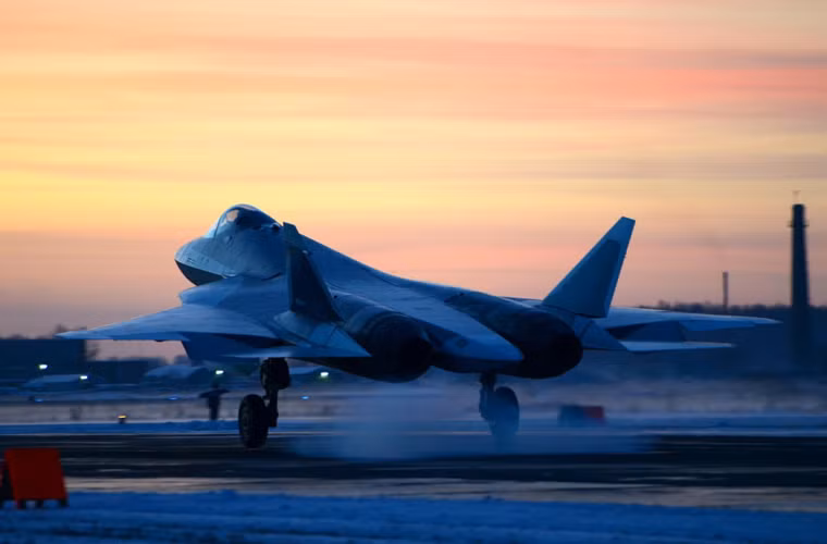 …và cất cánh trở lại thực hiện các chương trình thử nghiệm tiếp theo của Sukhoi.