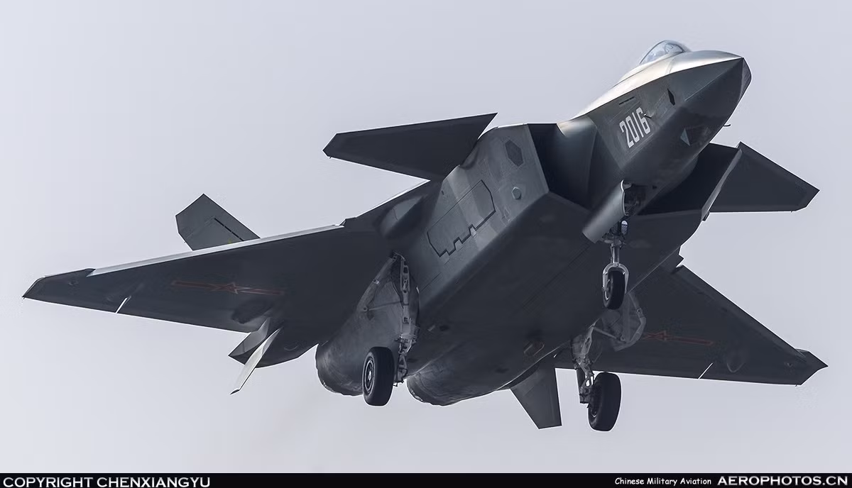 Ngoài các công nghệ vũ khí Nga-Mỹ, thế giới quân sự năm 2016 cũng chứng kiến sự lên ngôi của vũ khí ở châu Á. Đó là tiêm kích tàng hình J-20 của Trung Quốc tiếp tục được sản xuất thêm một số nguyên mẫu và có nguồn tin cho rằng đã bắt đầu phục vụ trong Quân đội Trung Quốc hạn chế. Nguồn ảnh: CMA