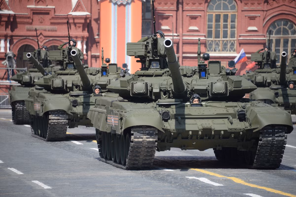 Tuy đã có Armata nhưng xe tăng T-90A vẫn là cái tên đáng nhớ của năm 2016. Chiếc xe tăng chủ lực hiện đại hàng đầu thế giới này trong năm 2016 đã lần đầu tiên được triển khai tới Syria tham gia cuộc chiến chống IS. Tuy chưa có báo cáo chính thức nào về mức độ thành công hay thất bại của T-90 tại Syria, nhưng cơ bản chúng được đánh giá là đã chứng minh được hệ thống bảo vệ đáng tin cậy trong chiến đấu. Đáng tiếc là vì sai lầm của Quân đội Syria mà một số chiếc T-90 đã bị rơi vào tay khủng bố, hiện chưa rõ số phận của chúng. Nguồn ảnh: Sputnik