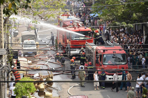 Xuong may tre giua khu dan cu Sai Gon chay ngun ngut
