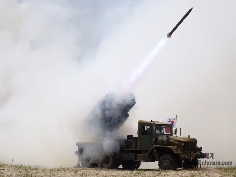 Pháo phản lực K136 trang bị hai loại đạn phản lực gồm: đạn tiêu chuẩn K30 đạt tầm bắn 23km và đạn tăng tầm K33 bắn xa 36km.