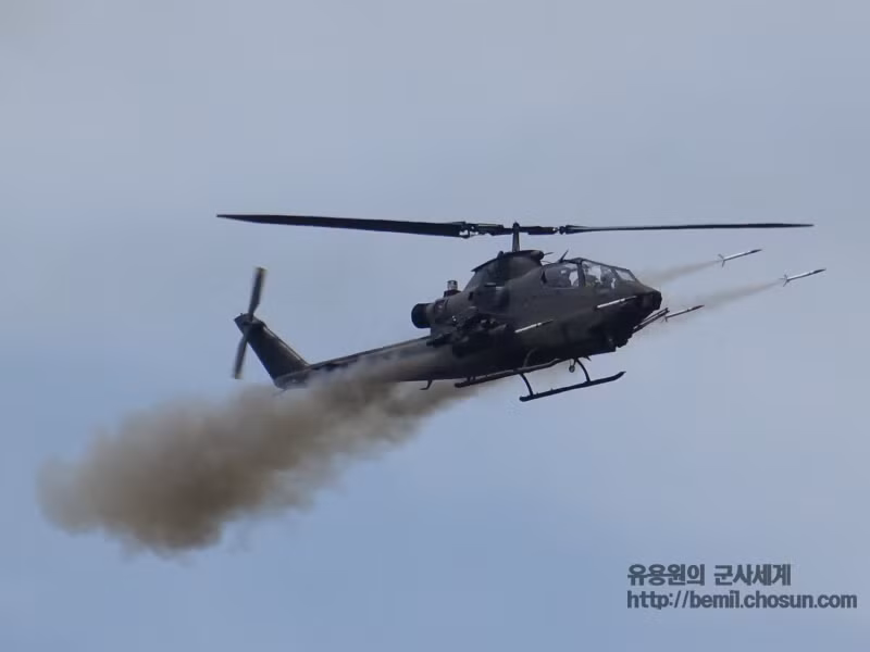 AH-1F/S phóng đạn rocket 70mm.