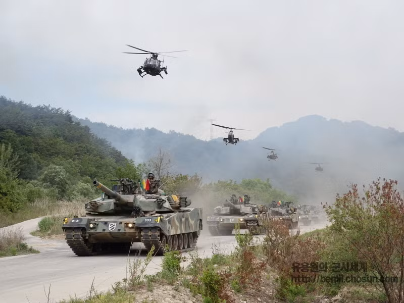 Đội hình trực thăng MD 500 và AH-1 chi viện cho xe tăng tiến công địch.