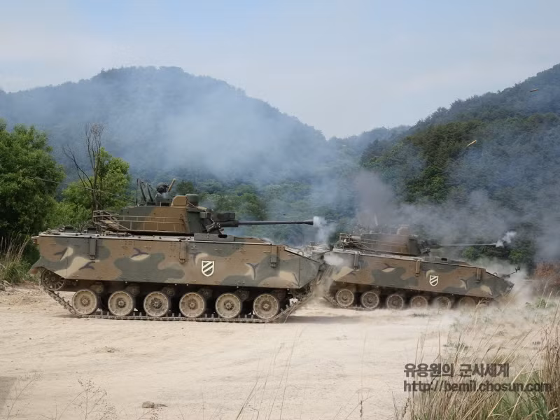 K21 khai hỏa pháo tự động 40mm.