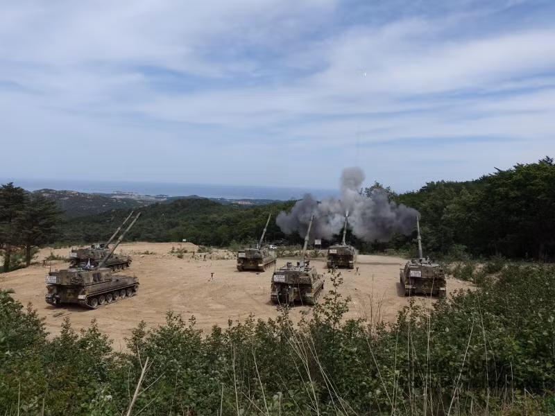 Các khẩu đội lựu pháo K9 đồng loạt “khạc đạn” tấn công địch, tầm bắn của K9 có thể đạt tầm bắn từ 30-52km tùy từng kiểu đạn.