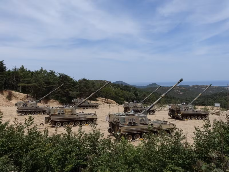 Trên bộ, Quân đội Hàn Quốc huy động các khẩu lựu pháo tự hành tầm xa K-9, pháo phản lực K136, xe tăng K1, xe chiến đấu bộ binh K21. Trên không, Không quân Lục quân Hàn Quốc điều trực thăng AH-1, MD 500 chi viện cho bộ binh tiến công địch giả định.