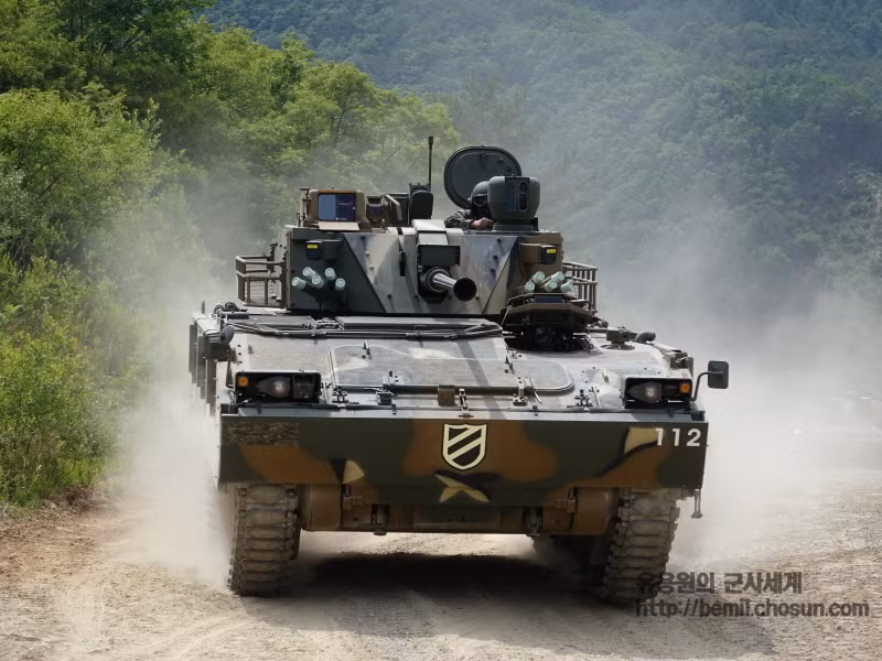 Xe chiến đấu bộ binh K21 hành tiến.