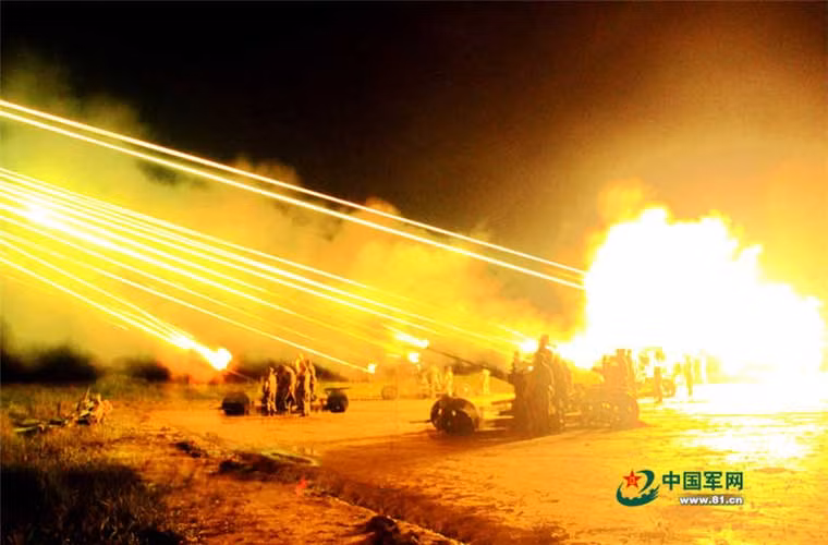 Bức ảnh quân sự Trung Quốc khá đẹp – các khẩu đội pháo phòng không Type 74 của Quân đội Trung Quốc đồng loạt xả đạn.