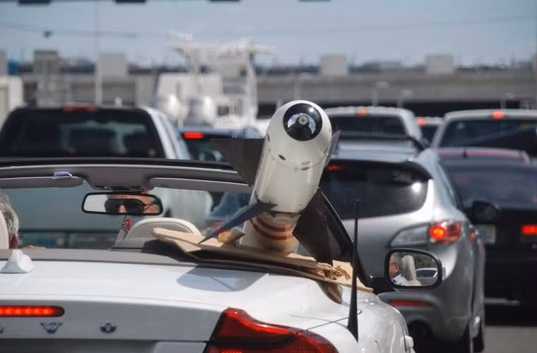 Đây là bức ảnh quân sự ấn tượng nhất tuần qua – một quả tên lửa được đặt trên ghế phụ chiếc ô tô mui trần di chuyển trên tuyến đường đông đúc ở bang California của Mỹ. Đây là một loại tên lửa không đối không do Israel sản xuất, thuộc sở hữu của một người đàn ông sau cuộc đấu giá. Ông này đang trên đường đưa quả tên lửa này về nhà.