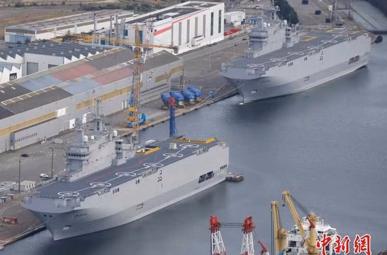 Hai tàu đổ bộ lớp Mistral mang tên Vladivostok và Sevastopol của Hải quân Nga đang nằm chờ được thanh lý tại một nhà máy ở Pháp. Phía Pháp đã không đồng ý bàn giao Mistral cho Hải quân Nga vì vấn đề Ukraine.
