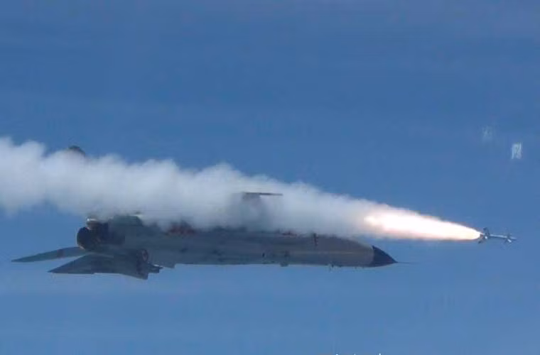 Máy bay tiêm kích – bom JH-7 của Không quân Trung Quốc phóng tên lửa không đối không trên biển Hoa Đông.