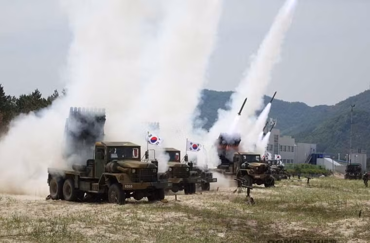 Hệ thống pháo phản lực phóng loạt K136 của Lục quân Hàn Quốc đồng loạt phóng rocket trong một cuộc tập trận.