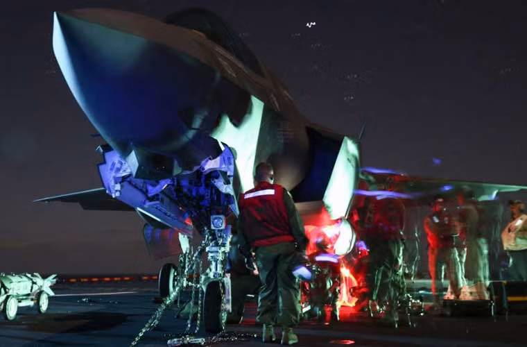 Vũ điệu ánh sáng dưới bụng chiếc tiêm kích F-35B trên tàu đổ bộ Hải quân Mỹ.