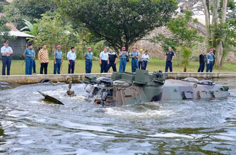Xe thiết giáp chở quân Pindad do Indonesia tự chế tạo thử nghiệm khả năng lội nước.