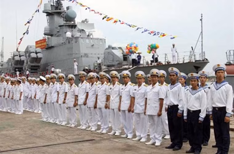 Hình ảnh cán bộ chiến sĩ vùng 2 Hải quân nhận hai tàu tên lửa hiện đại Project 12418 Molniya do nhà máy Ba Son chế tạo theo đơn hàng của Quân chủng Hải quân.