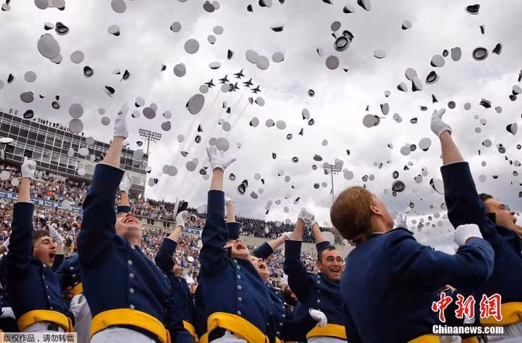 Các sĩ quan Hải quân Mỹ tung mũ trong ngày tốt nghiệp chính thức – bức ảnh quân sự rất đẹp và ấn tượng.