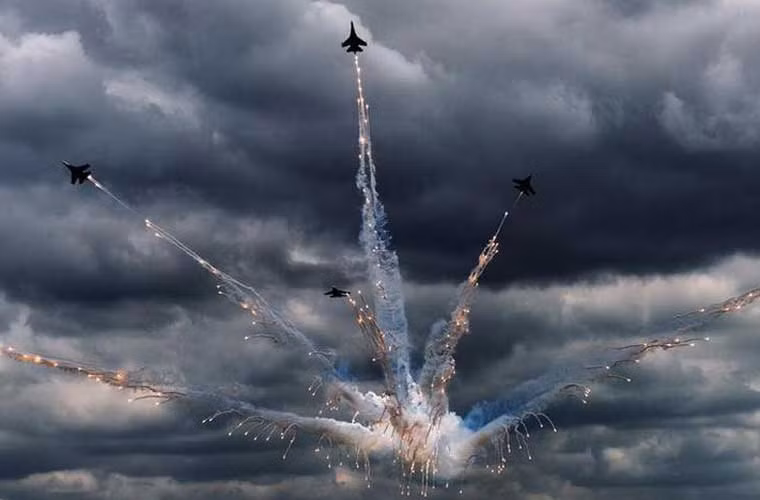 Ảnh quân sự Nga đẹp – tiêm kích Su-27 của phi đội Hiệp sĩ Nga trình diễn pháo sáng trên không trong cuộc thi Aviadart 2015.