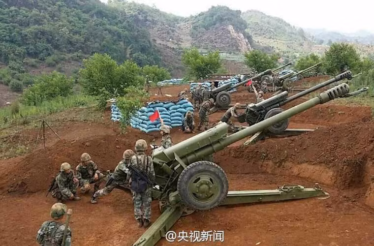 Các khẩu đội lựu pháo 122mm của Trung Quốc trong cuộc tập trận sát biên giới với Myanmar.