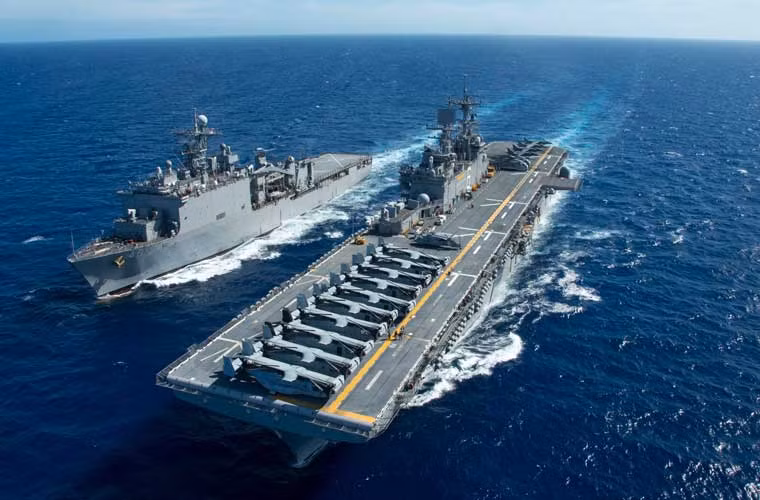 Máy bay MV-22 Osprey và trực thăng CH-53 được xếp ngay ngắn, thẳng hàng rất đẹp trên boong tàu đổ bộ USS Bonhomme Richard (LHD-6) đang tham gia hoạt động huấn luyện tiếp vận cùng tàu đổ bộ USS Asland (LSD 48) trên biển Hoa Đông.