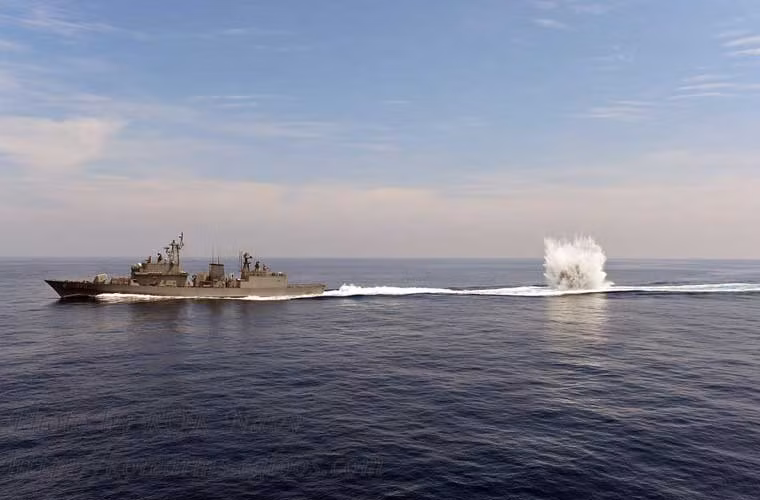 Tàu chiến Hàn Quốc thả bom chìm chống ngầm trong một cuộc tập trận săn ngầm với mục tiêu giả định không ai khác là các tàu ngầm Triều Tiên.