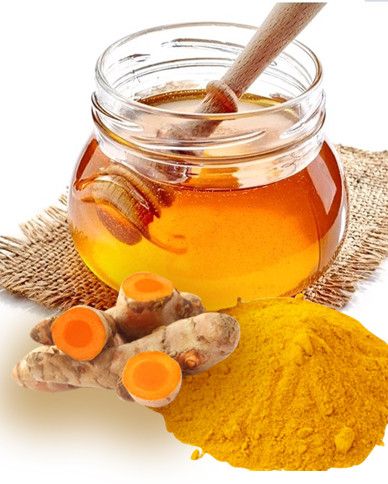 Mật ong có tính kháng khuẩn trong khi nghệ có tính kháng viêm sẽ giúp loại bỏ nhanh chóng các nốt nhiệt miệng. Ảnh: mypham3nc.