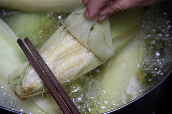 Râu ngô tưởng chừng là thứ bỏ đi nhưng cũng có tác dụng chữa nhiệt miệng hiệu quả. Ảnh: khoahocdoisong.