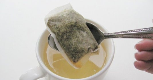 Sau khi sử dụng túi trà, bạn chớ nên vội vứt bỏ mà hãy giữ lại và đắp vào vết nhiệt miệng. Ảnh: phunuphapluat.