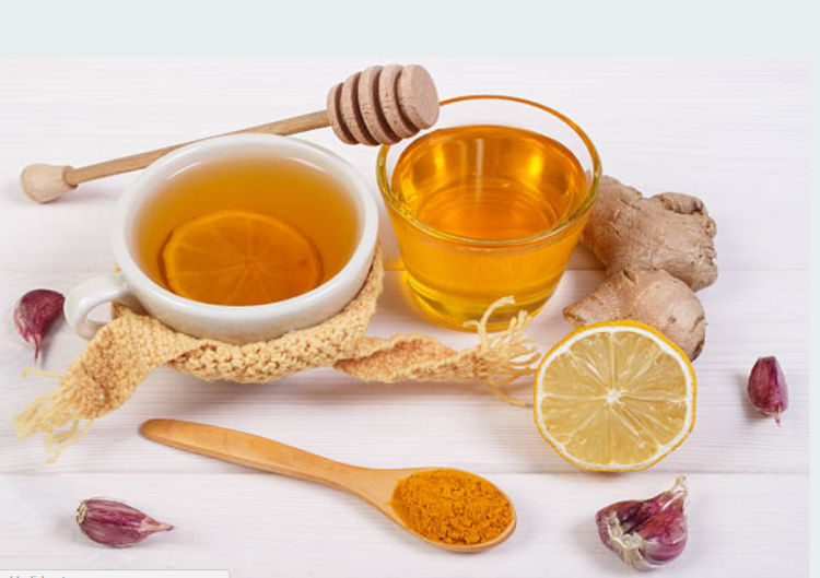 Bạn chỉ cần trộn 2 thìa mật ong và 1 thìa nghệ lại với nhau để tạo nên hỗn hợp sền sệt, sau đó bôi trực tiếp hỗn hợp này vào vết nhiệt miệng 2-3 lần/ngày. Ảnh: hellobacsi.