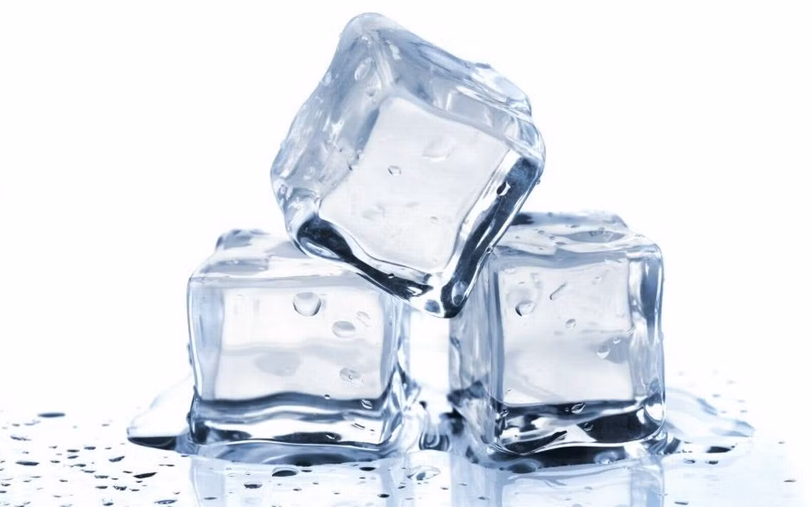 Đá lạnh có tác dụng giảm đau và sưng. Do đó, khi bị nhiệt miệng, bạn có thể đặt viên đá nhỏ lên vết nhiệt miệng sẽ làm dịu cơn đau và viêm khiến bạn cảm thấy thoải mái, dễ chịu hơn. Ảnh: hocviensacdep.