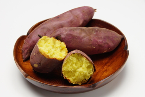 Khoai lang chứa nhiều vitamin E và C giúp bảo vệ da khỏi các gốc tự do có hại và giữ cho làn da luôn rạng rỡ. Ảnh: giaoducthoidai.