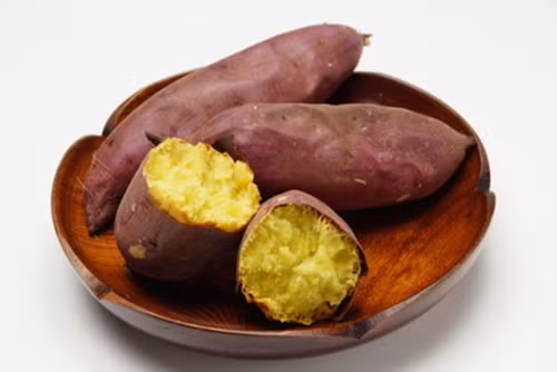 Khoai lang chứa nhiều vitamin E và C giúp bảo vệ da khỏi các gốc tự do có hại và giữ cho làn da luôn rạng rỡ. Ảnh: giaoducthoidai.