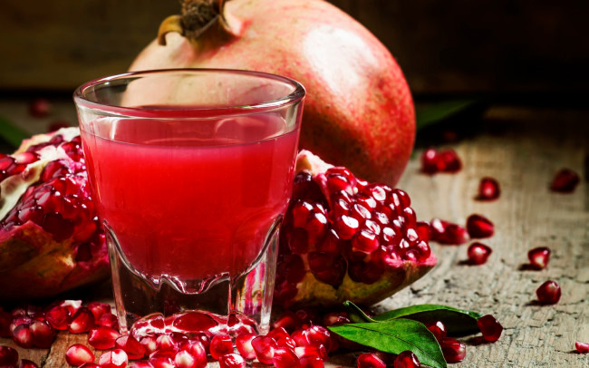 Quả lựu chứa hợp chất punicalagin có tác dụng bảo tồn collagen da, làm chậm các dấu hiệu lão hóa da. Ảnh: webtretho.