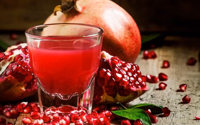 Quả lựu chứa hợp chất punicalagin có tác dụng bảo tồn collagen da, làm chậm các dấu hiệu lão hóa da. Ảnh: webtretho.