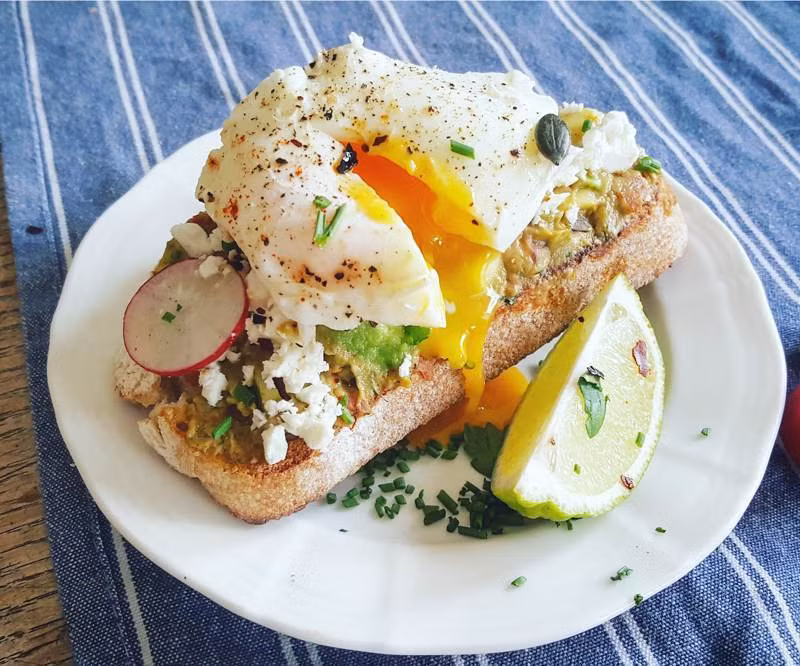 Vì vậy, thay vì bỏ bữa hay ăn một bữa sáng qua loa, một bữa sáng giàu protein sẽ giúp bạn khởi động ngày mới tràn đầy năng lượng. Ảnh: upfitness.