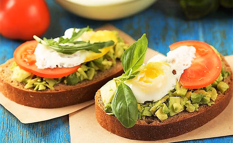 Các nghiên cứu cho thấy một bữa sáng giàu protein có thể hỗ trợ giảm cân bằng cách giảm cảm giác thèm ăn. Ảnh: keepfitkingdom.